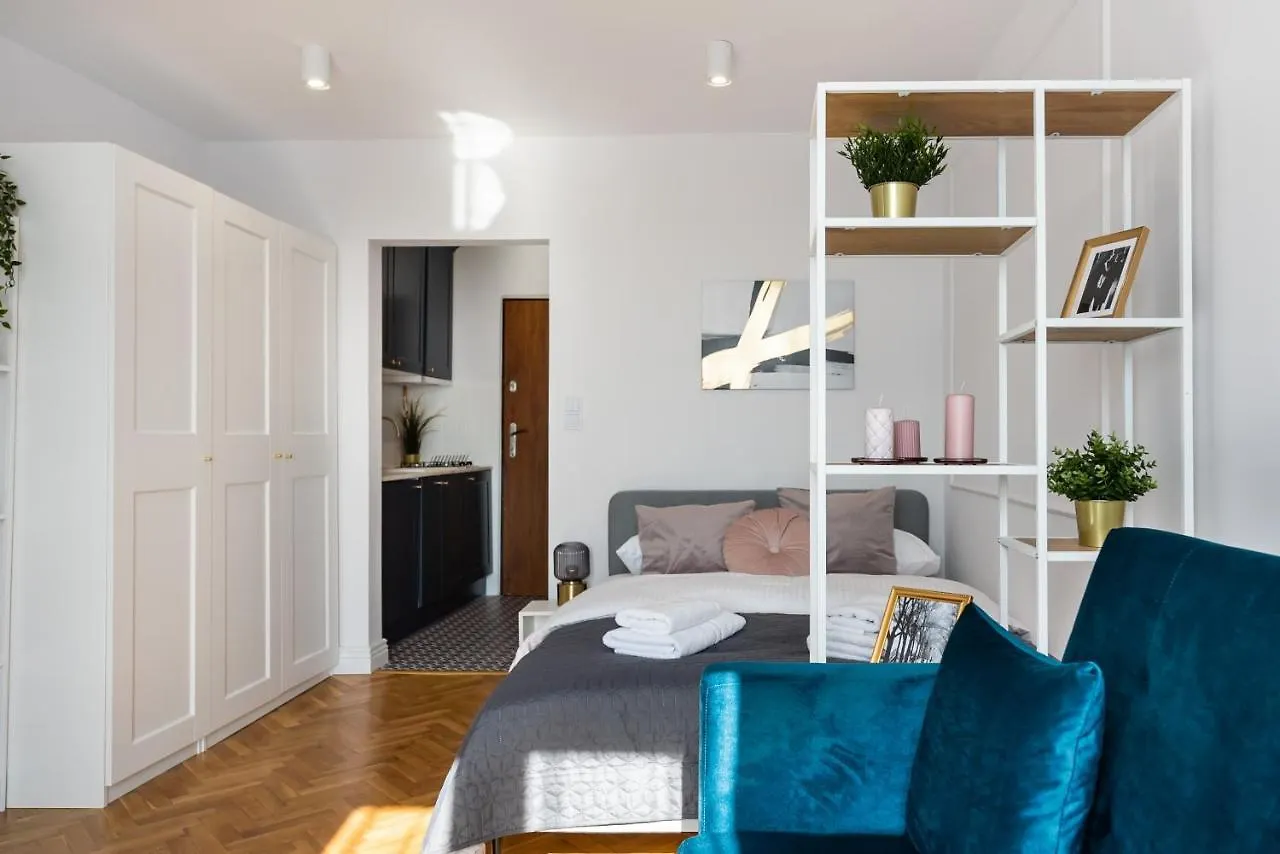 Metro Dworzec Gdanski Elegant Studio Apartment Warsaw
