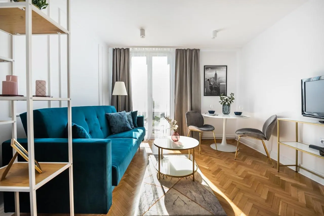 Metro Dworzec Gdanski Elegant Studio Apartment Warsaw